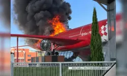 Kocaeli’de dev uçak alev alev yandı! Kopan kuyruk itfaiye aracının üzerine düştü