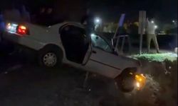 Köpeğe Çarpmamak İçin Kaza Yapan Sürücü, Otomobili Köprüde Asılı Kaldı