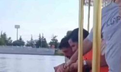 Köprüden nehre düşen adamı, gezi teknesindeki vatandaşlar kurtardı