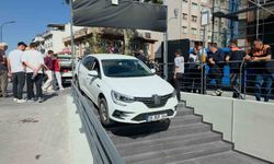 Kütahya'da ilginç olay: Araç marketin merdivenlerine takıldı