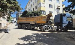 Maltepe'de dar sokakta inşaat çilesi: Mikserler yolu kapattı, sürücüler kornalarla isyan etti