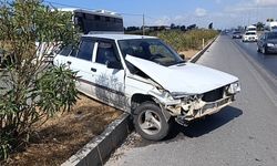 Manavgat'ta Kaza: Araç Refüjde Asılı Kaldı