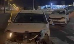 Mardin'de Trafik Kazası: İki Otomobil Çarpıştı, 3 Yaralı