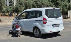 Motosiklet ile hafif ticari araç çarpıştı: 1 yaralı