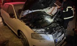 Niğde'de Otoparkta Yangın: Park Halindeki Araç Alev Alev Yandı