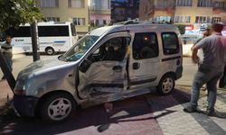 Niğde'de Trafik Kazası: Hafif Ticari Araç Motosikletten Sonra Ağaçla Çarpıştı