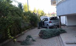 Otomobil Apartmanın Bahçesine Düştü: 1 Yaralı