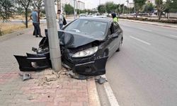 Otomobil Kontrolden Çıktı, Aydınlatma Direğine Çarptı