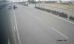 Otomobilin çarptığı elektrikli bisiklet sürücüsü havaya fırladı, kaza anı kamerada kaydedildi