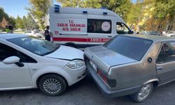 Park Halindeki Araçlara Çarpan Otomobilde Üç Yaralı
