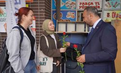 Rektör Akkaya, Yeni Öğrencileri Otogarda Coşkuyla Karşıladı