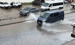 Sakarya'da Sağanak Yağış Yolları Suya Gömüldü: Araçlar Dikkatli Seyir Halinde