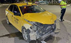 Samsun'da Kavşakta Ticari Taksiler Çarpıştı: 2 Yaralı