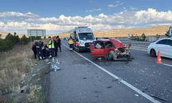 Sivas'ta Otomobilin Tıra Çarpması Sonucu 6 Kişi Yaralandı