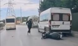 Sultangazi'de Motosiklet Kazası: Şerit Değiştirirken Park Halindeki Araca ve Dolmuşa Çarptı