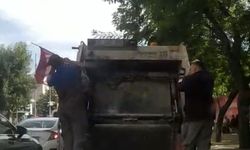 Temizlik İşçileri, Buldukları Türk Bayrağını Gururla Kamyona Astı