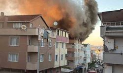 Teras katta çıkan yangın mahalleliyi sokağa döktü
