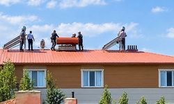 Tercan'da Çatıya Çıkan Kişi Ekipler Tarafından İkna Edilerek İndirildi