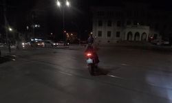 Ters Yöne Düşen Motosikletli Arkadaşına Gülerek Yardım Etti