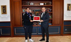 Trabzon'un Avrupa Şampiyonu Kadın Boksörleri Vali Şahin'den Övgü Aldı