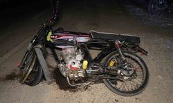 Trafik levhasına çarpan motosiklet hurdaya döndü: 2 yaralı