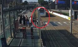 Tramvaya doğru koşan çocuğa güvenlik görevlisinden hızlı müdahale