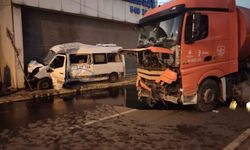Ümraniye'de Servis Minibüsü ile İSTAÇ Kamyonu Çarpıştı: İki Yaralı