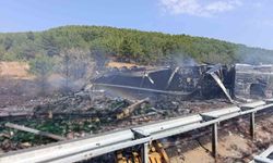 Uşak'ta Alkol Yüklü Tır Bariyere Çarptı, Alevlere Karıştı