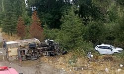 Uşak'ta Kamyonet, Yol Kenarındaki Otomobile ve Dışarıdaki Kardeşlere Çarptı: 3 Ağır Yaralı