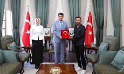 Vali Kalaylı'dan Bayrak Sevgisiyle Tırmanan Gence Teşekkür Ziyareti