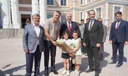 Vali ve vekilin çocuklarla renkli oyun anları