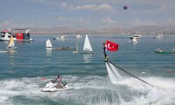 Van'da GölFest Coşkusu: Türk Bayrağı ile Flyboard Gösterisi İzleyicileri Büyüledi