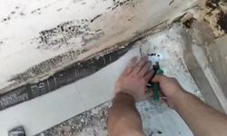 Yağmur suyu giderine sıkışan yavru kedi itfaiyeciler tarafından kurtarıldı