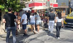 Yayalara Yol Veren Araçların Arasından Geçen Motosiklet, Yayaya Çarpıp Kaçtı