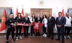 Yüksekova Spor Kadın Futbol Takımı'ndan Bakan Güler'e Anlamlı Ziyaret