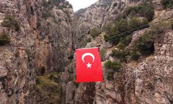 Acıpayam Kanyonunda dev Türk bayrağı dalgalandıran DEBAK ekibi