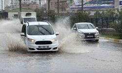 Adana'da sağanak yağış yolları göle çevirdi