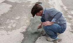 Adıyaman'da vatandaşlar çukurlu yolu beton dökerek onardı