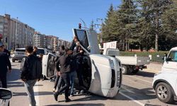 Afyonkarahisar'da kontrolden çıkan otomobil yan yattı