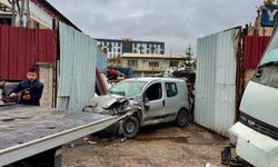 Afyonkarahisar'da vinç, hurdalık önünde hafif ticari araca çarptı