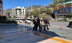 Alanya'da tefecilik ve şantaj davasında 7 şüpheli adliyeye sevk edildi