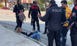 Alkollü Kadın Araçların Önüne Atladı, Polis Ekipleri Zor Anlar Yaşadı
