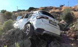 Antalya'da kontrolden çıkan otomobil 30 metreden uçurumdan yuvarlandı
