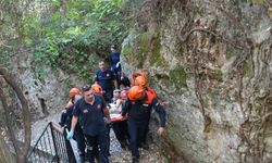 Antalya'da şelaleyi gezerken yamaçtan düşen kadın kurtarıldı