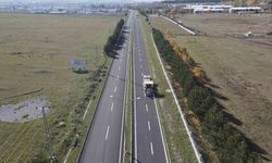Ardahan'da asfaltlanan yollara şerit çizgileri uygulandı