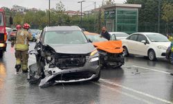Arnavutköy'de Sağanak Yağış Kazası: 5 Araç Birbirine Girdi, 2 Yaralı