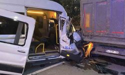Arnavutköy'de servis minibüsü hafriyat kamyonuna çarptı, 9 yaralı