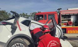 Balıkesir'de Trafik Kazası: Otomobil Bariyerlere Çarptı, 2 Yaralı