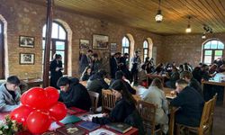 Balıkesirli üniversite öğrencileri Akbaş İlkokulunda kitap okudu