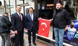 Battalgazi'de Başkan Taşkın, vatandaşlara Türk bayrağı hediye etti